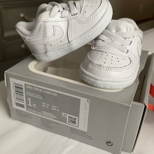 White Nike Air Force 1’s soft bottoms crib shoes